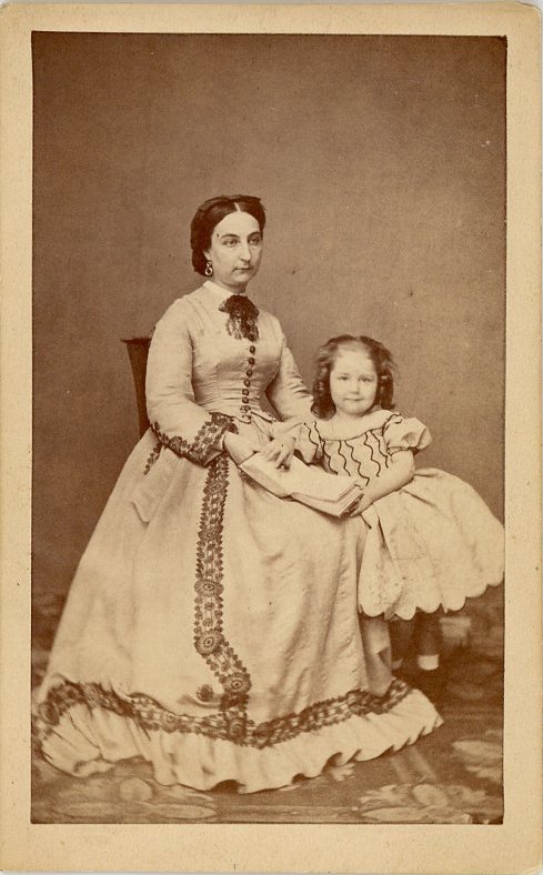 Sarah de Faret de Fournès née de Mathan (1832-....) + daughter Odette de Faret de Fournès (1860-....)