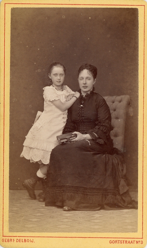 Marie Aurelia Adriana de Jonge van Zwijnsbergen (1867-1963) met haar moeder Cornelia Christina Vegelin van Claerbergen (1844-1927)