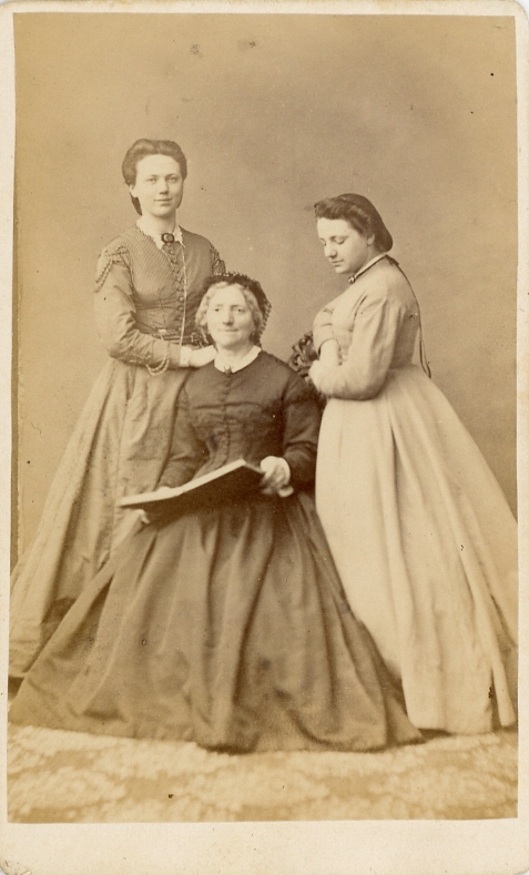 Henriette Petronella Blussé (1813-1883) Swanida Helena Visser (1838-1892) Jacoba Visser (1840-1901)