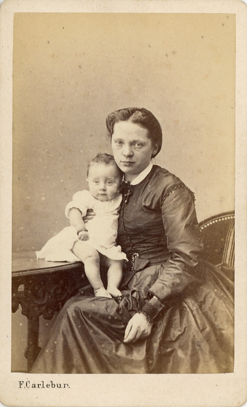 Jacoba Visser (1840-1901) met mogelijk haar zoon Hendrik Philip Visser 't Hooft (1866-1930)