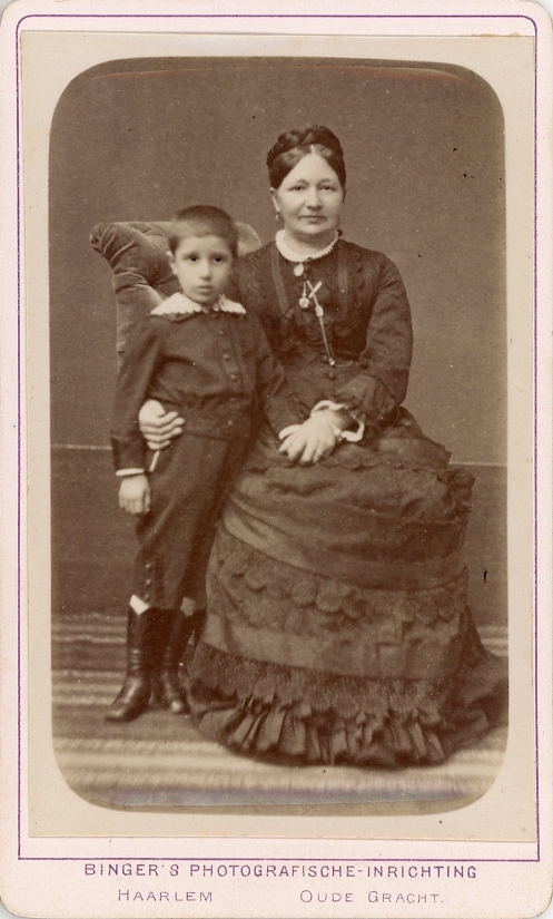Maria Wilhelmine Christine Merckens (1830-1903) samen met een onbekende jongen - misschien haar zoon Gustaaf Adolph van Vloten